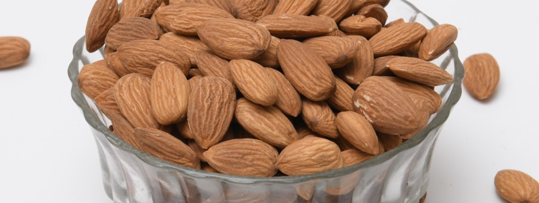 Health Benefits of Almonds: A Complete Guide to Nutrition, Heart Health, Brain Power, and Skin Care